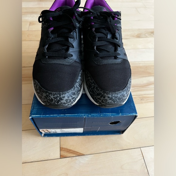 The Black and Purple Reebok Ventilator OG Crackle - Picture 5 of 6